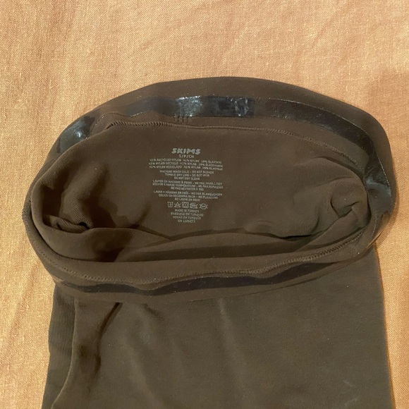 Skims seamless sculpt SOLUTION SHORT RIGHT LEG EXPOSED - Picture 7 of 7